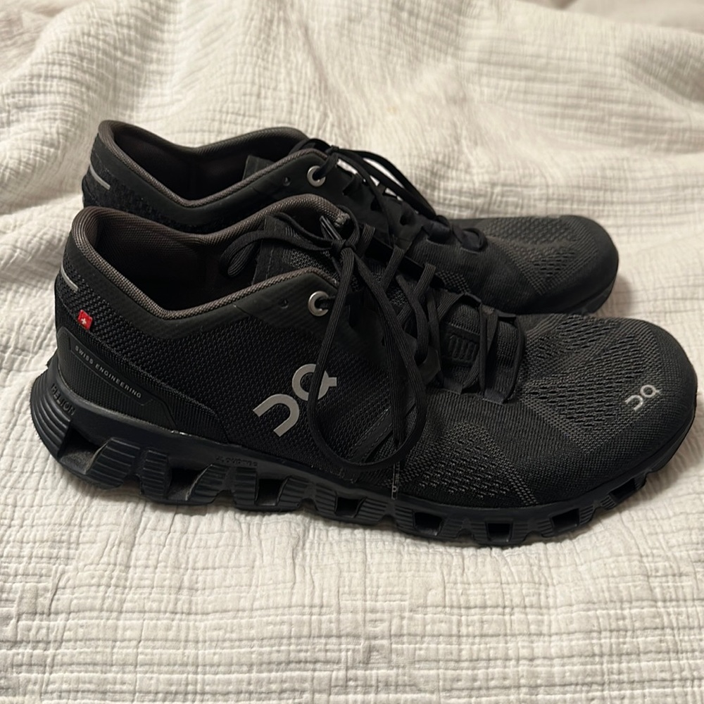 Women’s 10 On Cloud shoes.